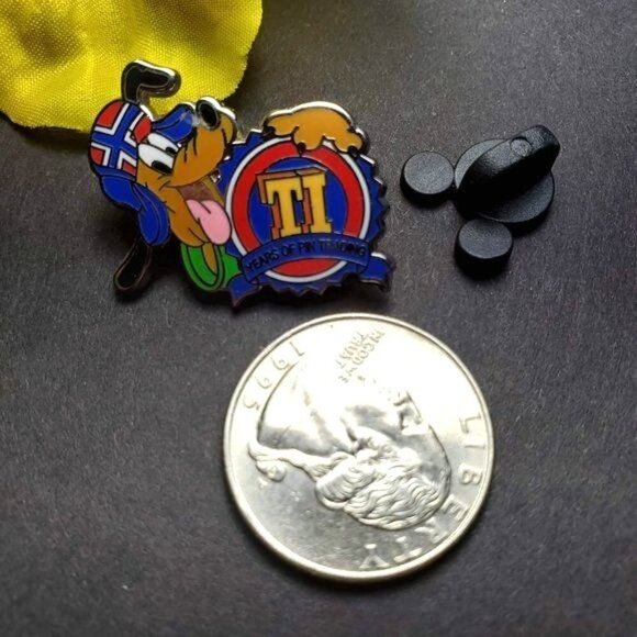 Disney Pluto Trading Pin Mickey Mouse British Lapel Pin Brooch Badge Jewelry Pin - Picture 2 of 5